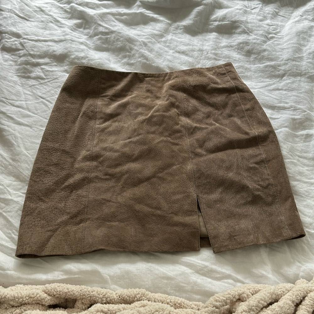 Suede miniskirt with a small slit on the side! Super flattering